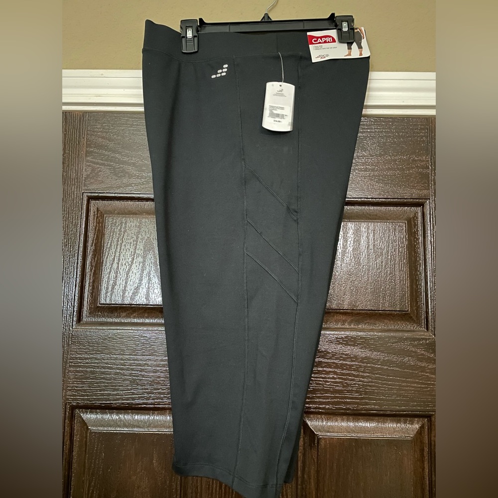NWT-Capri Leggings